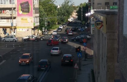AGITAȚIE în trafic: Un semafor nefuncțional a pus în dificultate șoferii arădeni