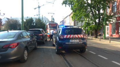 Trafic BLOCAT în centrul Aradului din cauza unui bolid parcat neregulamentar (FOTO)