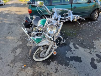 Motociclist spulberat de o mașină, la Arad. Bărbatul a fost rănit grav