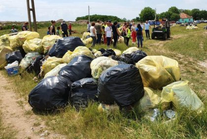 Amplă acțiune de ecologizare la Curtici: Au fost adunate 9 tone de deșeuri