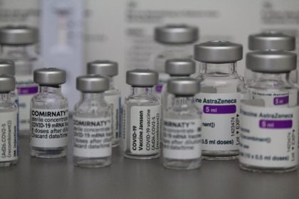 Sute de doze de vaccin anti-COVID stau să expire în centrele din Arad