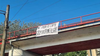 Banner anti-LGBTQ+ afișat pe un pod în Micălaca
