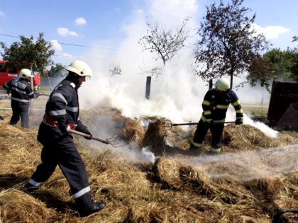 INCENDIU DE PROPORȚII în judeţul Arad! Au ars porțiuni ale unui lan de grâu și un utilaj agricol (GALERIE FOTO)