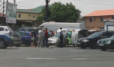 ACCIDENT cu o mașină RĂSTURNATĂ în municipiul Arad (FOTO)
