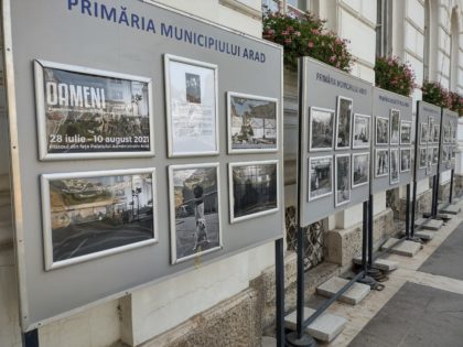Expoziție de fotografie, în fața Primăriei: Arădenii, surprinși în cotidian