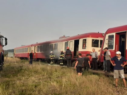 Un tren Regio care circula pe ruta Brad – Arad a luat foc în Halta Seleuș
