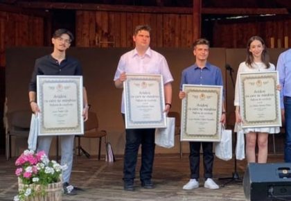 Elevii de 10 ai Aradului au fost premiați pe scena Teatrului de Vară