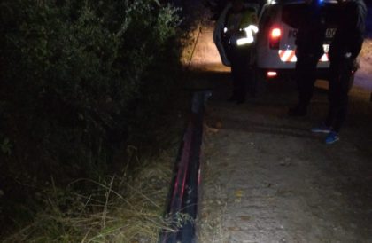 Doi tineri au furat componente din structura parapetului de protecție a unui drum din județul Arad