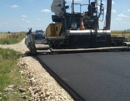 Zeci de kilometri de drumuri din județul Arad, modernizate prin programul „Anghel Saligny”