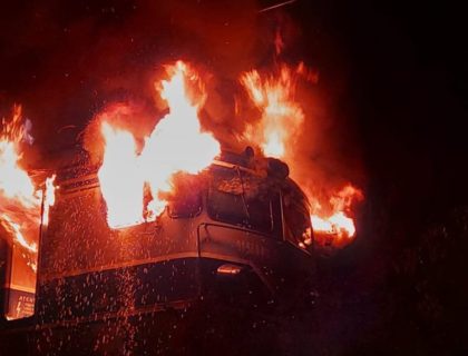 Un tren InterRegio a luat foc între localitățile Șagu și Vinga (UPDATE: FOTO + VIDEO)