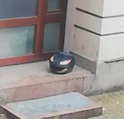 O cutie suspectă lăsată în fața sediului unei bănci din centrul Aradului a pus pe jar autoritățile