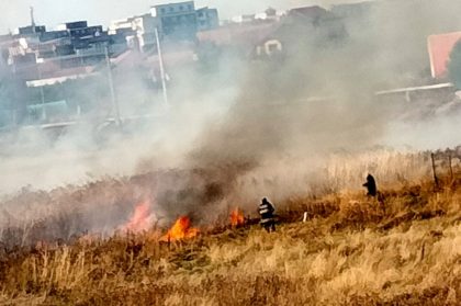 INCENDIU PUTERNIC în Arad. Flăcările afectează 5000 de metri pătrați. Blocurile ANL și o benzinărie, ÎN PERICOL (UPDATE)