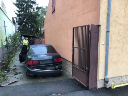 A fost găsit șoferul care a intrat cu mașina, prin poartă, într-o curte din Grădiște