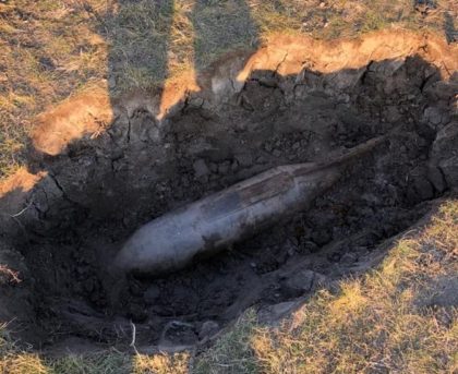 O bombă de aviație datând de pe vremea celui de – al doilea Război Mondial, găsită la Arad pe un câmp