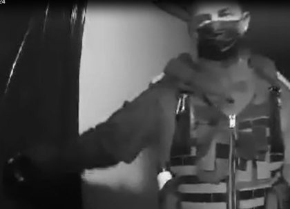 Femeie snopită în bătaie de fostul concubin în miez de noapte, salvată de jandarmi (VIDEO)