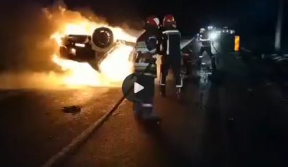 VIDEO/ Mașină ÎN FLĂCĂRI în urma unui accident rutier (GALERIE FOTO) – UPDATE