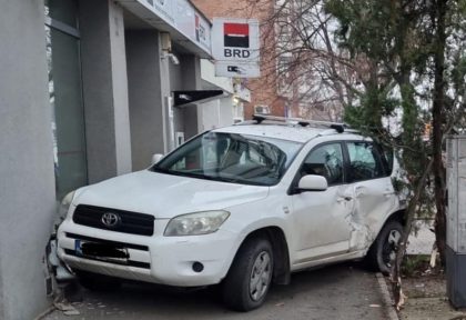 UPDATE/ ACCIDENT la Arad! A intrat cu mașina în bancă (FOTO)