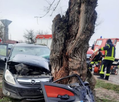 Accident teribil la Nădlac. Un autoturism condus de o tânără de 25 de ani s-a înfipt într-un copac