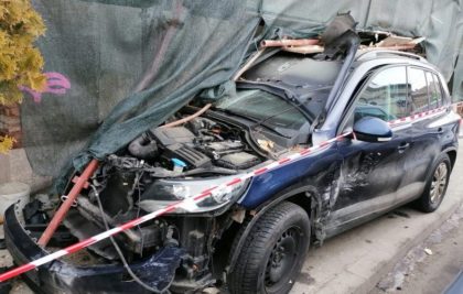 Accident în centrul Aradului. O mașină a fost proiectată într-o schelă metalică