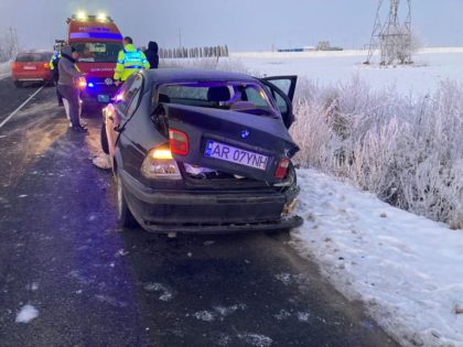 Accident rutier pe drumul Arad – Șiria. Un BMW a ajuns într-un șanț