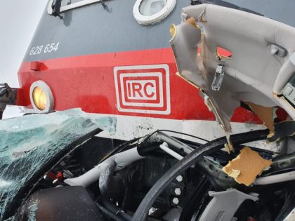 ACCIDENT la ieșirea din Arad! Mașină lovită de tren (UPDATE + FOTO)