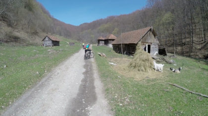 Un drum din județul Arad, aflat într-o stare de degradare extremă, intră în reabilitare