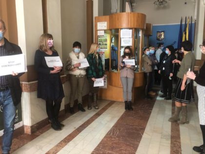 Zeci de angajați ai Prefecturii Arad în grevă de avertisment