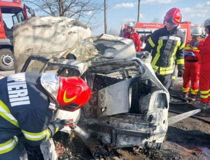 UPDATE / TRAGEDIE pe drumul Arad – Timișoara: AU ARS DE VII în mașină (FOTO)