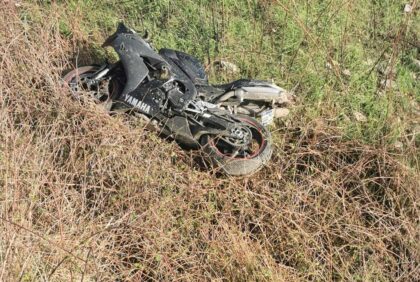 O motocicletă a zburat de pe șosea și a ajuns într-o vale. Doi tineri au fost răniți