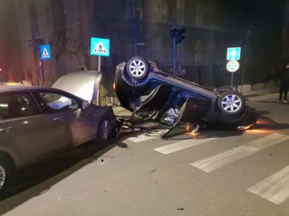 O șoferiță s-a răsturnat cu mașina în centrul Aradului