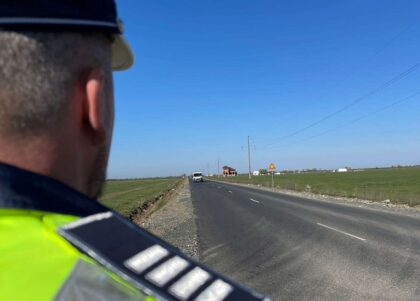 Viteza cu care se circulă pe șoseaua Arad – Șiria, monitorizată de polițiști. Zeci de vitezomani, amendați (FOTO)