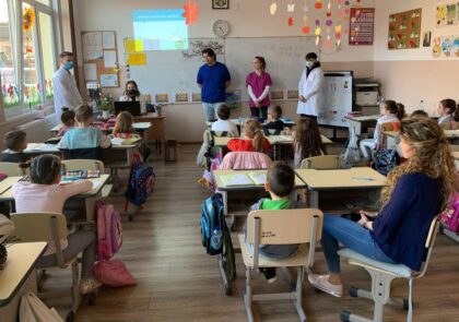 Lecţii de educaţie pentru sănătatea orală susținute de studenții UVVG Arad