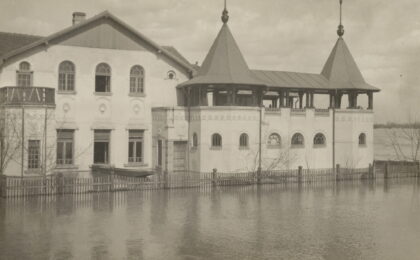 Complexul Muzeal Arad: Exponatul lunii mai este fotografia clădirii Clubului Sportiv „Voința” Arad în timpul inundațiilor din 1932