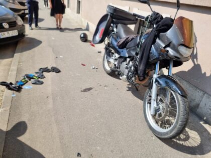 Accident în centrul Aradului. Motociclist lovit de o mașină, proiectat într-un autoturism parcat
