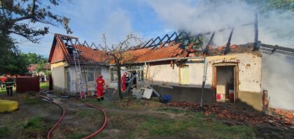 Casă cuprinsă de flăcări, salvată de pompierii arădeni (FOTO/VIDEO)