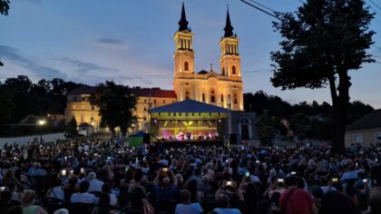Aproximativ 2.000 de spectatori la spectacolul de muzică de la Mănăstirea Maria – Radna