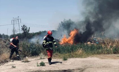 Igienizarea terenurilor prin ardere este interzisă. Mesaje difuzate din autospecialele ISU Arad