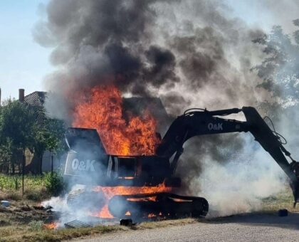 Utilaj agricol în flăcări pe marginea drumului la Vinga