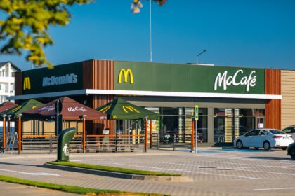 McDonald’s deschide la Arad primul restaurant de tip Drive-Thru al lanțului