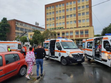 UPDATE/ ACCIDENT GRAV în municipiul Arad. O ambulanță a fost proiectată într-un stâlp (FOTO + VIDEO)