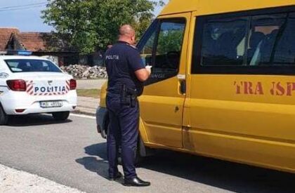 Autovehiculele care transportă elevii la școli, verificate de polițiști