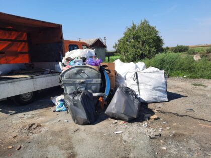 Gunoaie abandonate într-o parcare pe DN7. Cum l-au identificat drumarii pe făptaș