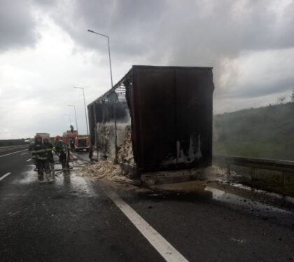 Incendiu pe Autostrada Arad – Timișoara. Se circulă pe o singură bandă