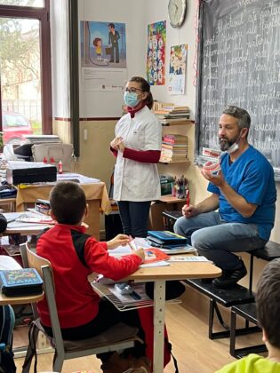 Elevii arădeni învăță despre sănătatea orală de la studenții UVVG Arad