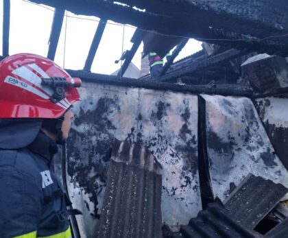 Incendiu puternic la o magazie. Pompierii s-au luptat două ore cu flăcările (FOTO/VIDEO)