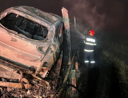 Un TIR încărcat cu autoturisme a ars ca o torță (FOTO/VIDEO)