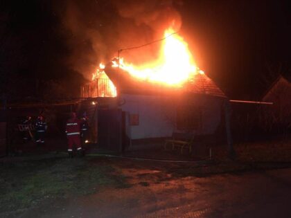 Încă o casă a luat foc din cauza unui coș de fum defect (FOTO)