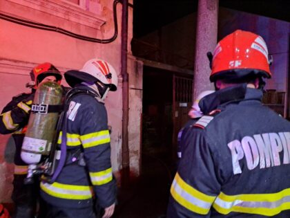 Incendiu la un bloc din municipiu. Mai multe persoane au fost evacuate de pompieri
