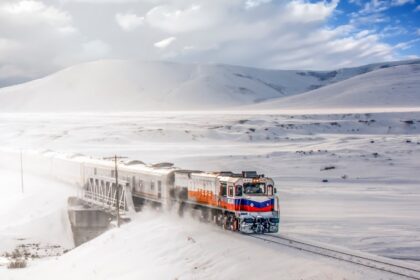 Călătorește cu trenul și trăiește o experiență de vis pe timp de iarnă în cele mai estice orașe ale Turciei (GALERIE FOTO)