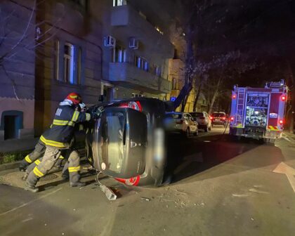 Mașină răsturnată pe o stradă din Arad. Un bărbat a fost rănit